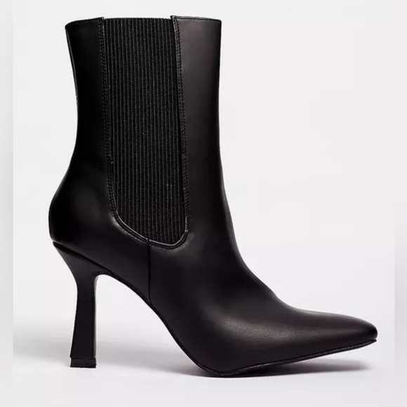 **SOLD** Nasty Gal BOX Square Toe Heeled Chelsea
Boots. Size 8 - Picture 1 of 7